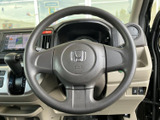 握りやすい形状のステアリングを採用し、運転席まわりの各種スイッチにも手が届きやすい配置です。前方を見ながら操作しやすく、日々の運転をサポートします。