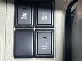 【運転席ヒーター付シート】スイッチをONにすると、座面からの熱で体を温めてくれます。