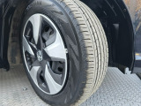 車両デザインに調和するホイールカバーを装備。タイヤの溝の状態もご確認ください。