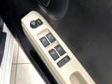 【電動格納ミラー】サイドミラーは電動格納式となっており、狭い駐車場でもキズがつくリスクを抑えられます。