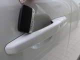 【キーレスエントリー】バッグやポケットからキーを取り出すことなく車にアクセスして、ロックとアラームを設定できます。 毎日の利便性をさらに高める機能です。