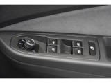 パワーウィンドウスイッチ。手探りでも操作しやすく、運転中でも快適に扱えます。