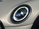 ●LEDヘッドライト:夜間走行時も良好な視界を確保し安心して運転できる高輝度LEDヘッドライトを装備!点灯速度が早く、消費電力も抑えられています。