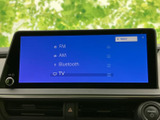 FM・AMラジオやBluetooth、テレビなどの音源を画面から選べます。使いたい音源を一覧で確認しやすく、日々の移動に合わせて活用できる便利な装備です。