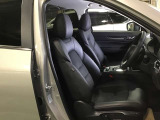 マツダは運転手中心の車つくりを行っております。上部に視認ゾーン、手が届く位置に操作ゾーンを配置し、運転に集中できるコックピットを演出しております☆