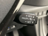 クルーズコントロール機能が付いています。 速度を設定するとアクセルを踏まなくても一定の速度で走ることができます。  高速道路ではとても便利な装置なんです。