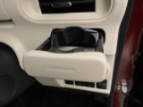 カップホルダーは運転席や助手席からちょうど手の届く位置です!!