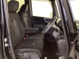 フロントシートはベンチシートです。ベンチシ―トは運転席と助手席の移動もスムーズ。狭い駐車場での乗り降りに便利です。