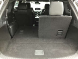 リヤシートを倒すと大きな荷物も搭載可能です。