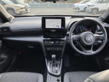 運転席から前方を見渡しやすく、メーターや画面も視線を向けやすい位置にまとまっています。前席にはゆったり座れる空間があり、毎日の移動も落ち着いて過ごせます。