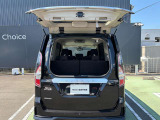 ガラスハッチが開くので、後ろが狭い場所でも、荷物の出し入れができます。