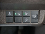 ホンダセンシングが装備されています。アダプティブレーダークルーズやレーンキープアシスト、車線逸脱防止機能なども備えていて、ロングドライブも快適で安全にお楽しみいただけます。