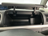 【インパネアッパーボックス】サッと取り出せてサッとしまえる、運転席の目の前にはボックスが装備されております!薄型のボックスティッシュなど収納可能☆