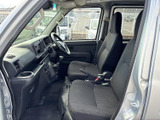 前席からフロントガラス越しに広く視界を確保でき、運転席と助手席の間にもゆとりがあります。落ち着いた色のシートと見通しのよい室内で、毎日の移動にも使いやすい印象です。