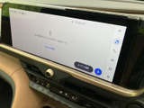 オーディオ関連の画面が大きく表示され、メニューや選択項目を確認しやすい仕様です。Bluetooth設定にもアクセスでき、車内での音楽利用に役立ちます。