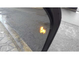 隣の車線を走る車両をレーダーで感知し、死角エリアの車両の存在をお知らせします。
