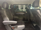 メルセデスのシートは少し硬めになっております。長時間の運転の際、適度な反発があることでお尻や腰の負担を減らす効果が御座います。