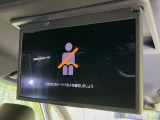 【14型有機ELフリップダウン】三列目からでも迫力のエンタメが観れる大画面フリップダウン。有機ELのモニターでは、一般的なフリップダウンよりも高コントラストでキレイな映像を楽しめます。