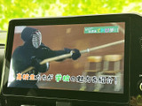 テレビ番組を画面に表示でき、停車中の休憩時間や待ち時間に映像を楽しめます。画面に字幕も表示されるため内容を追いやすく、車内で過ごす時間を快適に過ごしたい方に便利です。