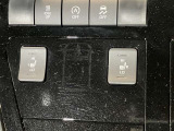 運転席/助手席シートヒータースイッチが付いています。寒い日のお出かけ時にスイッチを入れると直ぐにシートを温めてくれるので便利です。