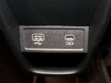 USBポートも装備されています、スマートフォンの充電やオーディオに連携も可能です、今や欠かせない装備の一つです!