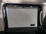 【後席ロールサンシェード】日差し対策だけでなく、夏場は車内の温度上昇もできるだけ防ぎ、エコ走行につながります。
