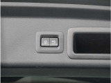 【パワーバックドア】スマートキーや運転席のボタンを押すだけでリアゲートが自動で開閉します。両手に荷物を持っている時や高い位置のバックドアを閉める際に便利な機能です。