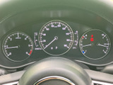 速度やエンジン回転数、燃料残量などを運転席から確認しやすい配置です。必要な情報を走行前に把握しやすく、日々の運転をサポートするメーターまわりです。