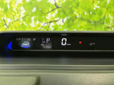 速度やシフト位置などをデジタル表示で確認でき、必要な情報を運転中も把握しやすい構成です。表示がまとまり、日常の運転をサポートします。