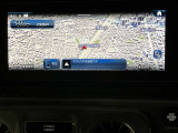 美しいグラフィックによる地図表示、ETC2.0対応VICSの広域渋滞情報を考慮したルート案内が可能。高精細ワイドディスプレイの美しい地図表示。更に、ITSスポットやVICSサービスで、より正確な渋滞情報が確認可能。