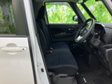 運転席まわりまで見渡しやすく、乗り降りの際にも室内の様子を確認しやすい空間です。シートや足元はすっきりまとまり、毎日の移動を快適に過ごせる雰囲気があります。