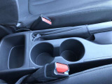 運転席・助手席用と2つのカップホルダーを装備しています。