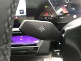 【ドライバーコックピット】人間工学に基づきドライバー中心にすべての操作パネルを設計。ドライバーが直感的に操作できる様にドライバー側にわずかに傾斜。常に運転に最適な姿勢/視線を保つ事が出来ます!