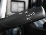 【オートライト】周囲の明るさに応じて自動でヘッドライトの点灯・消灯ができる機能です。ライトの付け忘れ・消し忘れなどが無くなり、雨の日や夕方の走行も安心。トンネル通過時も便利ですね。