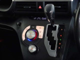 車内を快適に、オートエアコンを装備しています。
