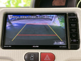 後方の映像にガイド線が表示され、駐車時に車両後方を確認する際の目安になります。周囲の状況を画面で確認しながら、落ち着いて駐車操作を行いたい方に便利です。