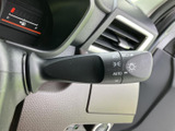 ステアリング脇に配置され、運転姿勢から位置を把握しやすいレバーです。表示が見えるため必要な設定を確認しやすく、手元にまとまった操作系が日々の運転をサポートします。