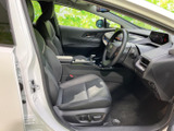運転席まわりを見渡しやすく、シートに腰掛けた際も視界が広がります。座面と背もたれには落ち着いた色合いが採用され、足元もすっきり。毎日の乗り降りにもなじむ空間です。