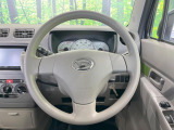インテリアに合わせたデザインのステアリングは、運転される方のことも考え、運転しやすい形状、大きさです。是非一度、実際に触ってお確かめください。