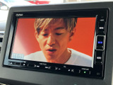 画面でテレビ放送を視聴でき、停車中の待ち時間にも映像を楽しめます。メニューから表示内容を確認しやすく、車内で過ごすひとときに活用できる装備です。