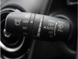 【オートワイパー機能】レバーをAUTOの位置にしているとき、レインセンサーが雨を感知すると、雨量に応じて、ワイパーが自動で作動します。