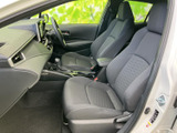 前席からダッシュボードや前方を見渡しやすく、運転席と助手席が並ぶすっきりとした空間です。落ち着いた色合いのシートで、普段使いにもなじみやすい印象です。