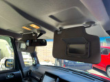 [ バニティミラー付サンバイザー(運転席〈チケットホルダー付〉/助手席) ]身だしなみチェックなどに使えて便利なミラー付。運転席側にはチケットホルダーもプラス。