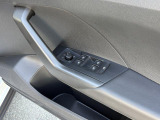 運転席ドアに集約されたパワーウィンドウスイッチで全窓をスマートに操作できます。