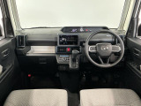 【インパネ】運転のしやすさを最優先に設計された見晴らしの良いフロントビュー。車両間隔が掴みやすく狭い道でも安心♪「安全」と「品質」を最優先に、安心してお乗りいただけるクルマを提供いたします。