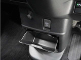 ◆センターロアボックス◆インパネ中央の下部には、ごみ箱としても使用する事ができるセンターロアボックスを装備しております。