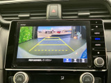 後方の映像とガイドラインを画面で確認でき、駐車時に周囲との距離感をつかむ目安になります。車庫入れや狭い場所での後退時に、目視と併せて活用いただけます。