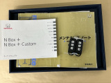 メンテナンスノート【点検整備記録簿・保証書】、取説も揃ってます。スマートキーはバッグなどにしまったままボタン操作でエンジン始動・停止やハイブリッドシステムの起動や停止ができて大変便利です