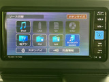 画面には音源や放送の選択肢が一覧で表示され、目的の項目を見つけやすい構成です。画面脇にも操作ボタンがまとまり、日常の移動中も機能を確認しやすくなっています。