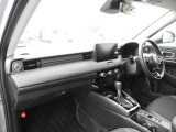 ★助手席周辺★ダッシュボードに収納量豊富なBOXがあり、いつもすっきりとした車内!ほしい場所にちょうど良い収納を備えています。大きなフロントガラスによって見晴らしも良く快適な座り心地となっております!